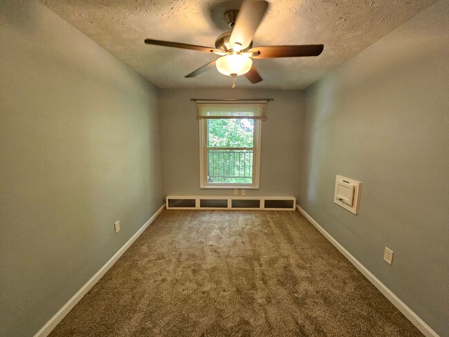 Building Photo - 2 bedroom 1 bath apartment located in Bell...