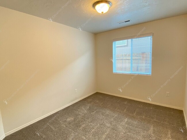 Building Photo - Central Oregon Living: Bright Home with Fi...