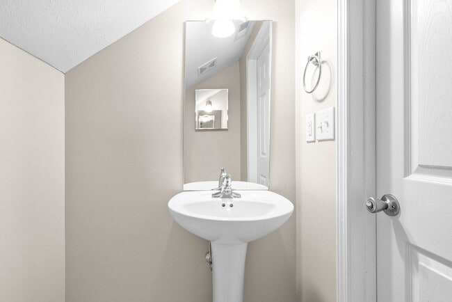 Building Photo - Pet Friendly Three Bedroom with Bonus!