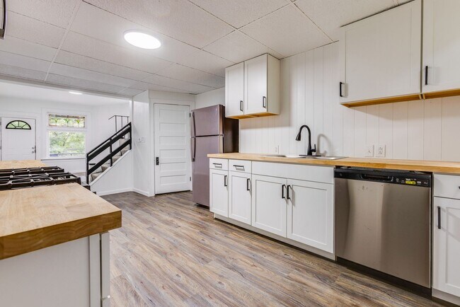 Building Photo - AVAILABLE August 2026 - Fully Renovated Mount Washington Charmer with Historic Details & Modern U...