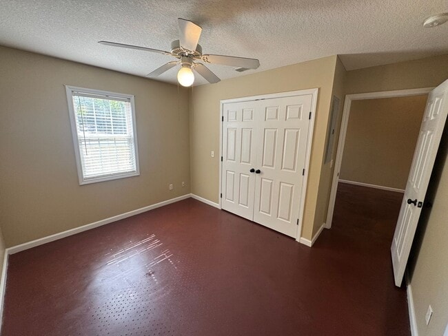 Building Photo - 2 Bed 1 Bath Duplex