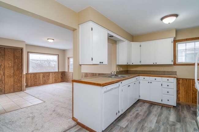 Building Photo - 3 Bedroom 2 Bath Home with Fenced in Backyard!