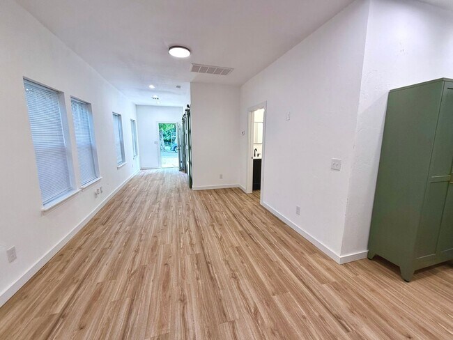 Building Photo - Completely Remodeled 1BD 1BA Duplex Locate...