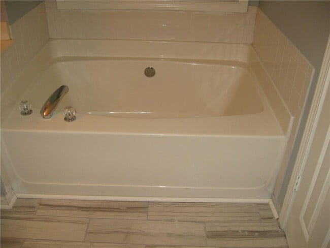 Building Photo - 1158 Olde Hinge Way