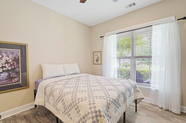 Building Photo - 10 Chicory Ct