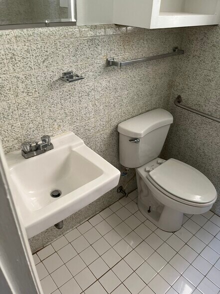 Bath - 3020 Fernbrook Ln