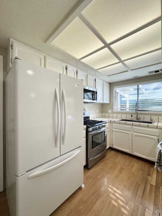 Building Photo - Holiday Move-In Special! $300 OFF 1st MONTH RENT!!