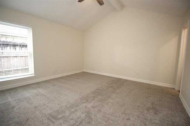 Building Photo - 805 Willow Creek Dr