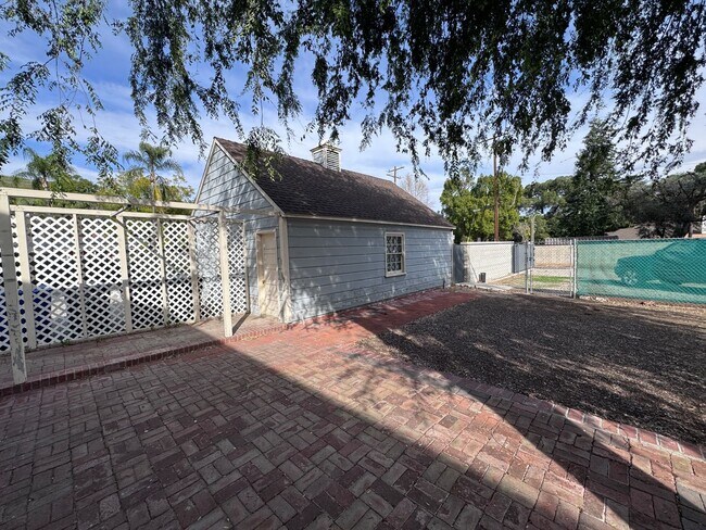 Building Photo - Beautiful 2 story 3 bedroom 2 bathroom home