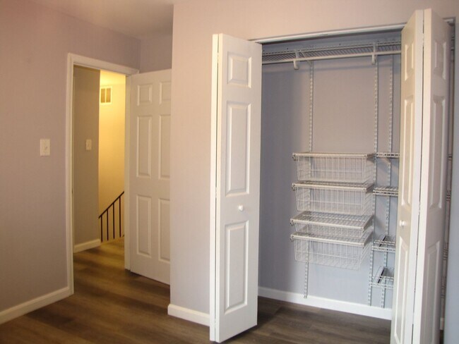 Building Photo - Beautifully updated brick end-unit townhou...