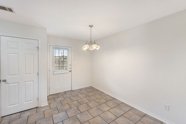 Building Photo - Available August 2026! 4 Bed/4 Bath Less than 2 Miles From A&M!