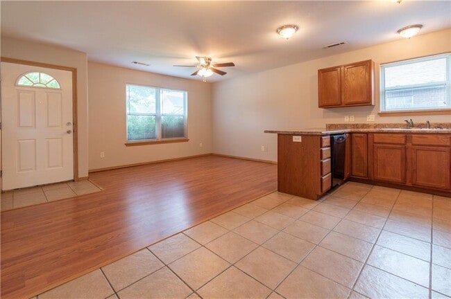 Building Photo - 905 Meghan Ct