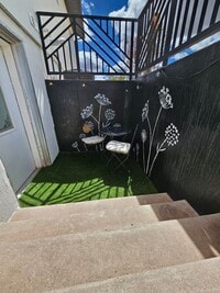 Building Photo - *utilities included* 3 bed 3 bath apartmen...