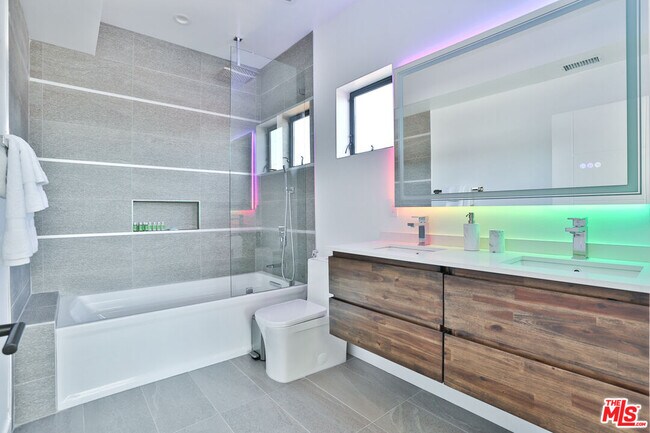 Building Photo - 1622 S Mansfield Ave