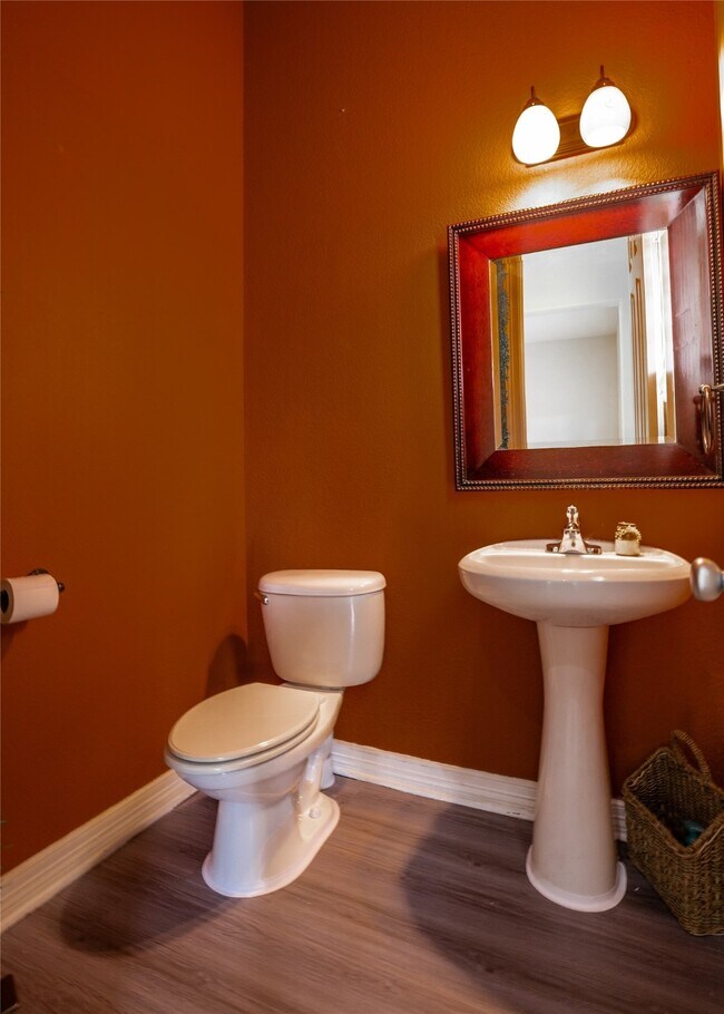 Building Photo - 2923 Royal Oaks Crest