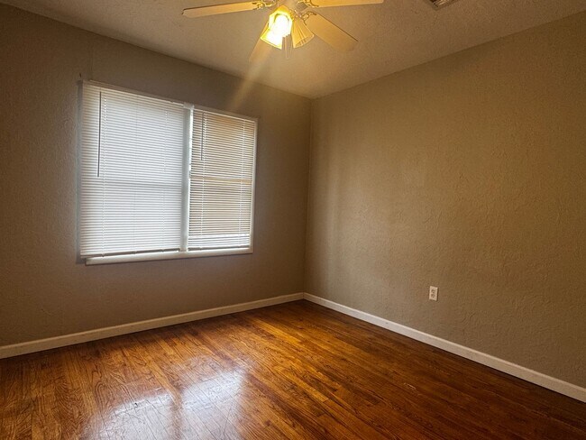 Building Photo - 2330 NW 35th- AVAILABLE NOW!