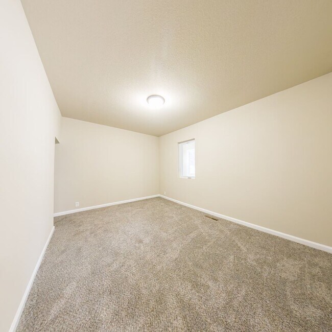 Building Photo - 3 Bedroom 2 Bath Home Conrad Iowa