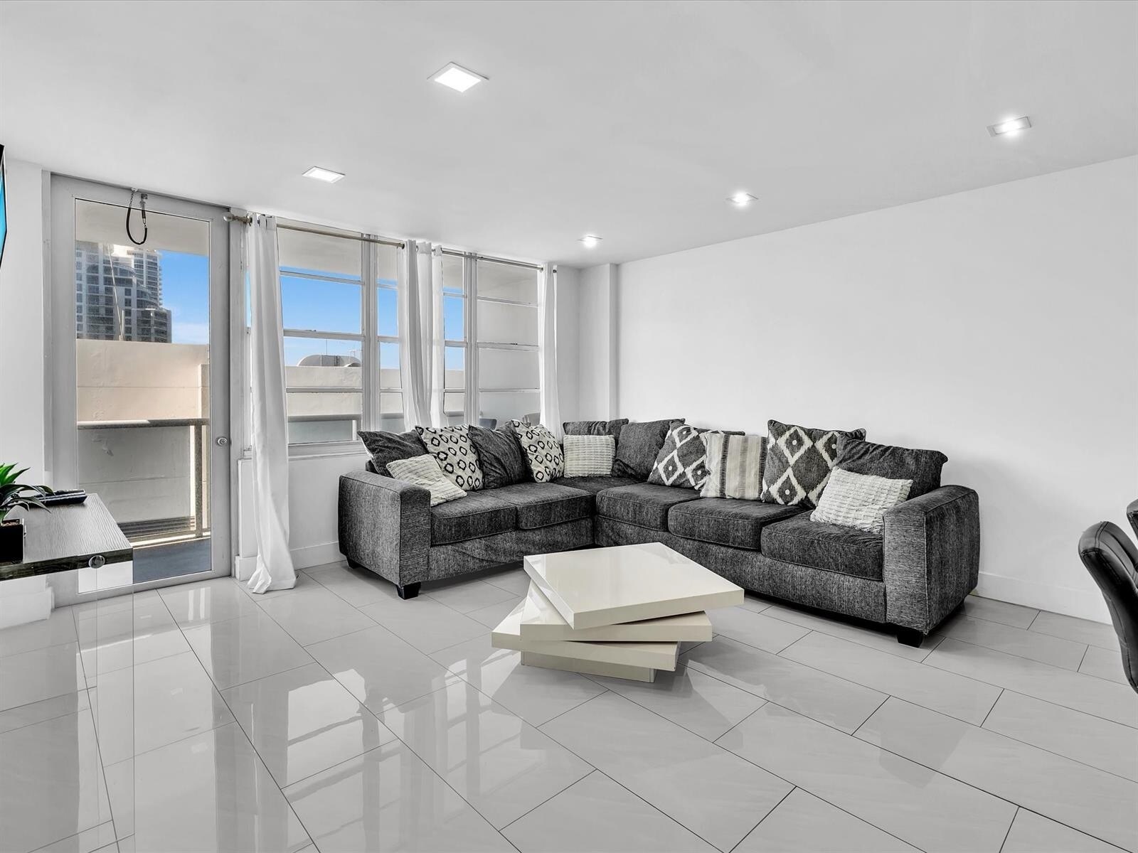 Building Photo - 3725 S Ocean Dr