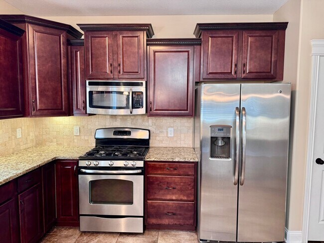 Building Photo - Beautiful Home Located in Farmington Subdivision. 3 Bedrooms, 3.5 baths, Bonus with Wet Bar!