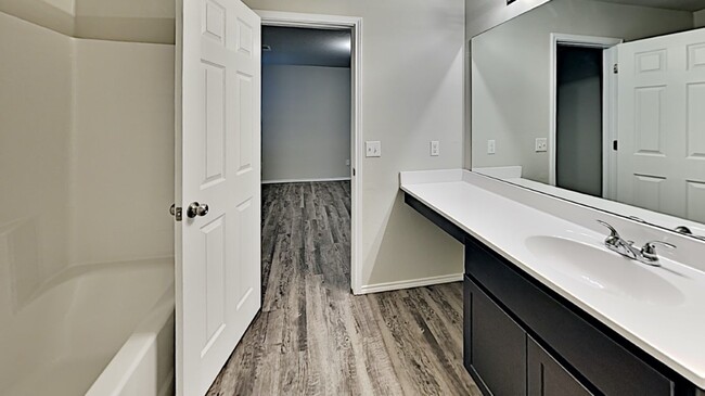 Building Photo - Very Nice 3 Bedroom 2 Bath Home in Yukon S...