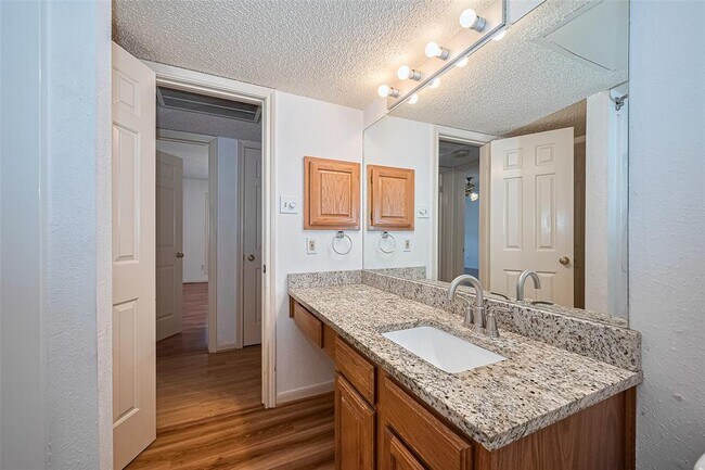 Building Photo - 1311 Antoine Dr