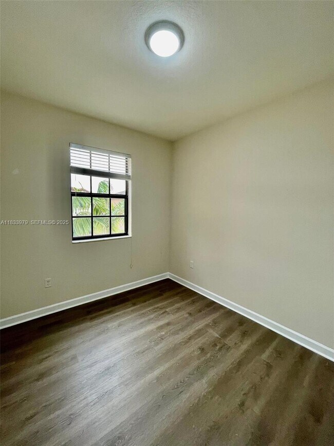 Building Photo - 146 SE 34th Terrace