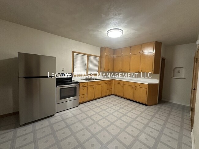 Building Photo - 912 E Lincoln Ave