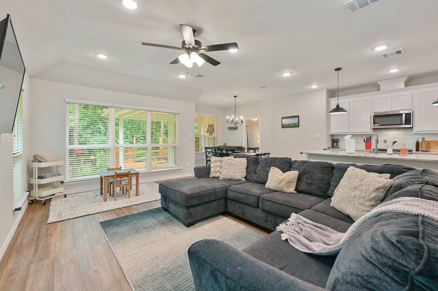 Building Photo - 3824 Springfield Dr