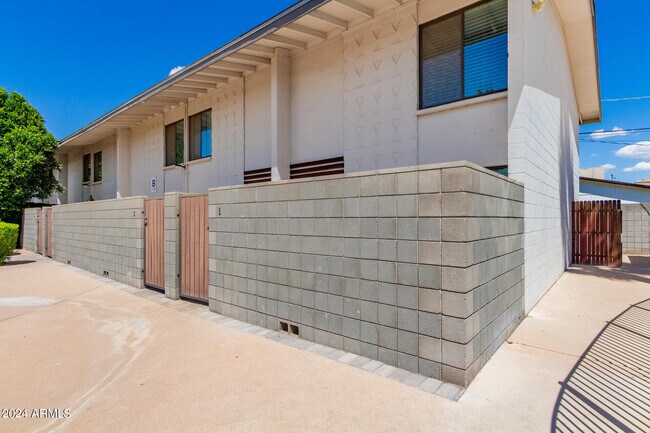 Primary Photo - 4220 E Almeria Rd