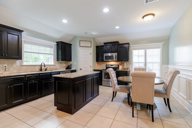 Building Photo - Spacious & Stylish 4BD/2BA Home in Valdost...