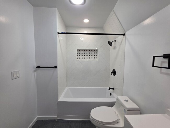 Building Photo - Fully Updated 4 bedroom 2 bathroom Apartment for rent in the Northside!