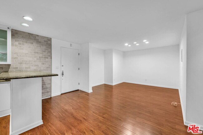 Building Photo - 723 Palisades Beach Rd