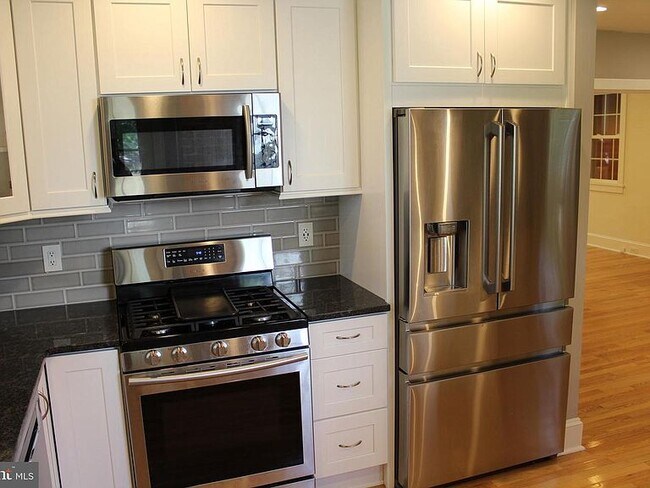 Building Photo - 744 Rydal Rd