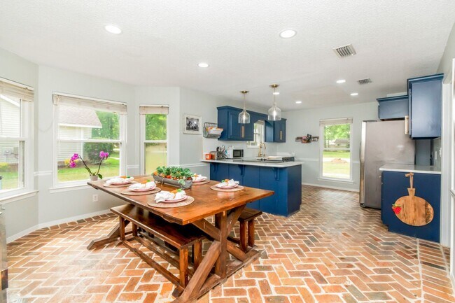 Building Photo - Great house with a pool in Satsuma!