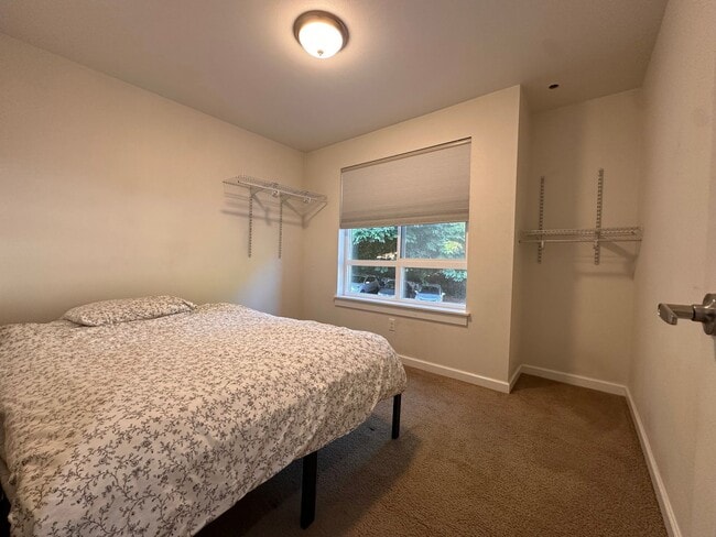 Building Photo - Large UW Townhome available 9/1 for 2025-2...