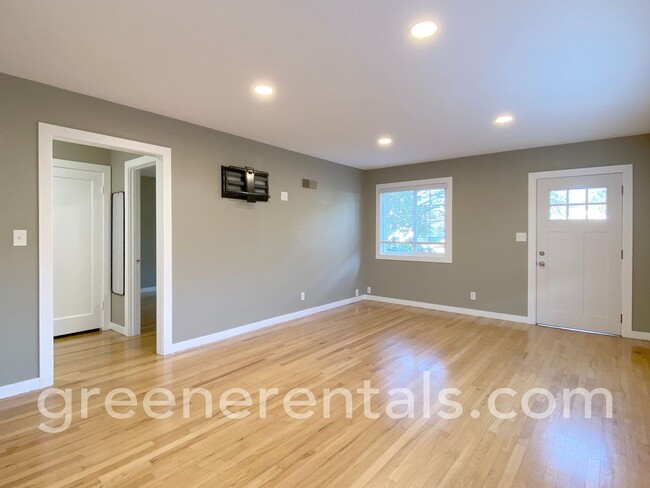 Building Photo - Beautifully Remodeled 2BD/1BA Duplex in Ol...