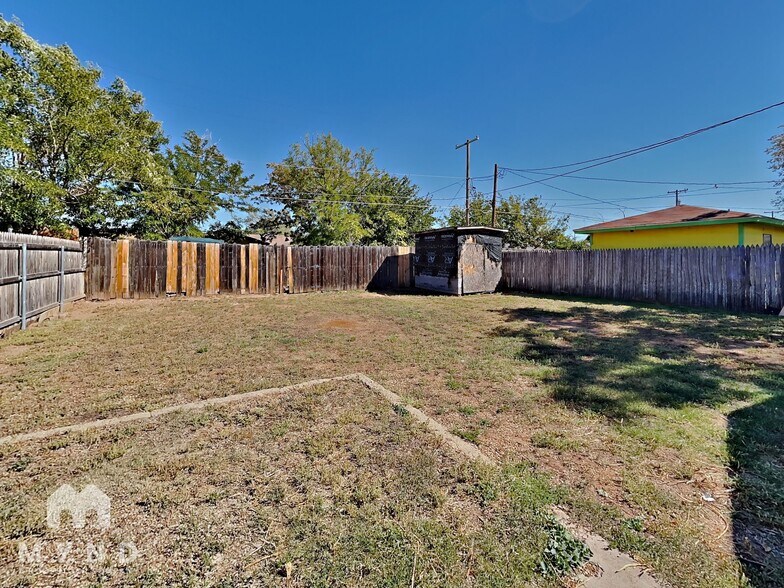 Building Photo - 108 N Avenue V