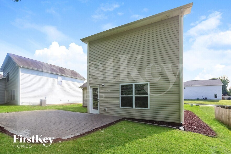 Building Photo - 303 Landis Oak Way