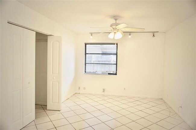 Building Photo - 5600 N Park Rd
