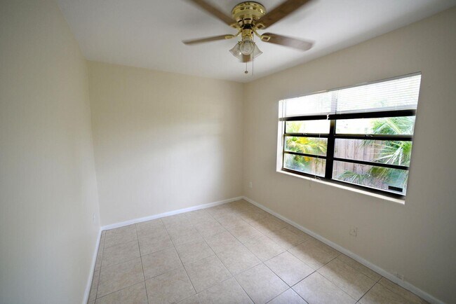 Building Photo - 137 Hawthorne Dr