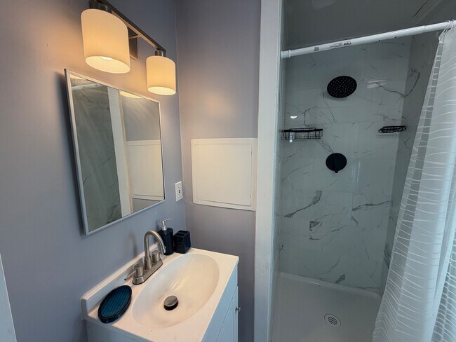 Building Photo - 2136 Ridgeway St