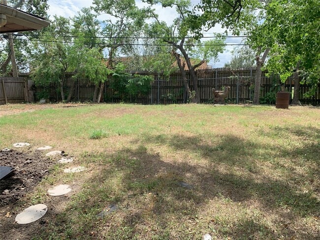 Building Photo - 3915 Brookfield Dr