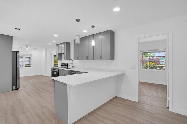 Building Photo - 865 SE Tierra Ct