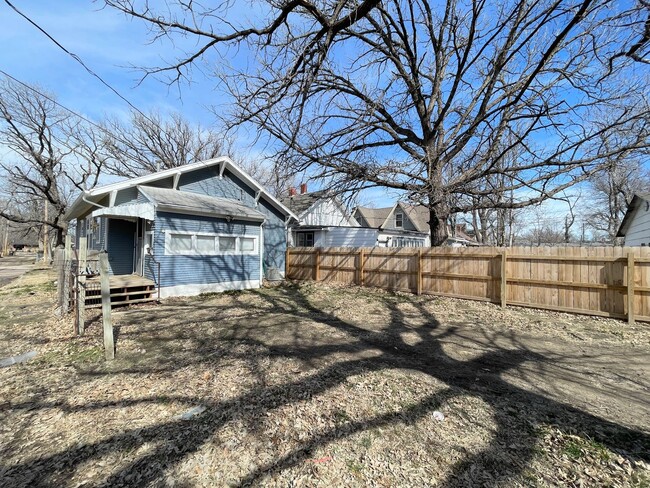 Building Photo - 2 Bedroom 1 Bathroom Home