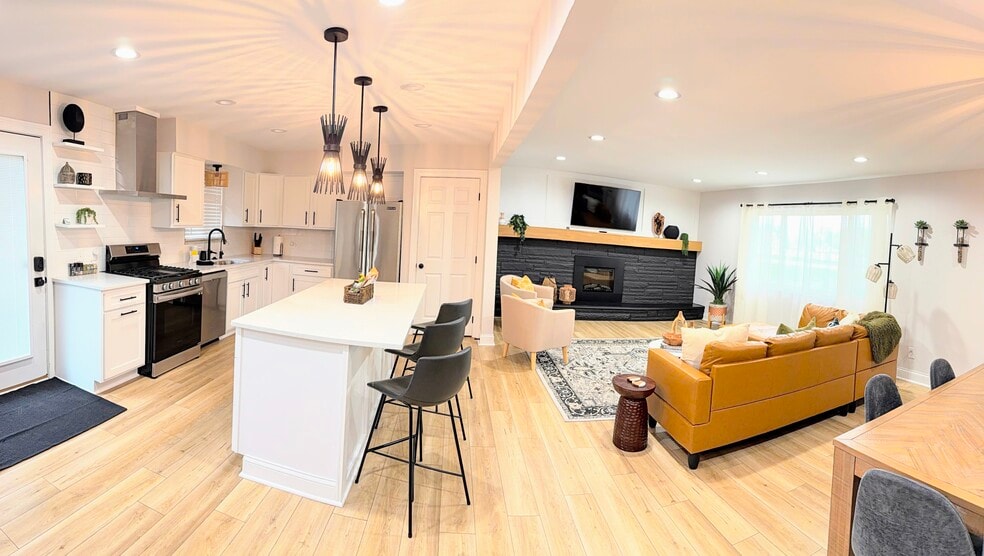 Open concept, luxury space - 7621 Central College Rd