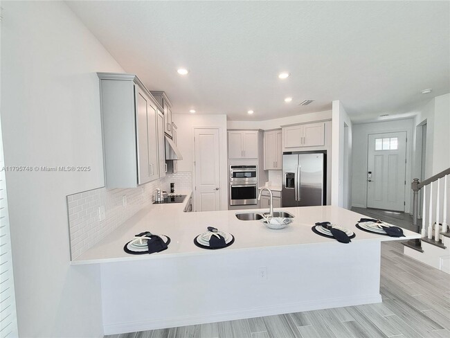 Building Photo - 5647 Ficus Aurea St