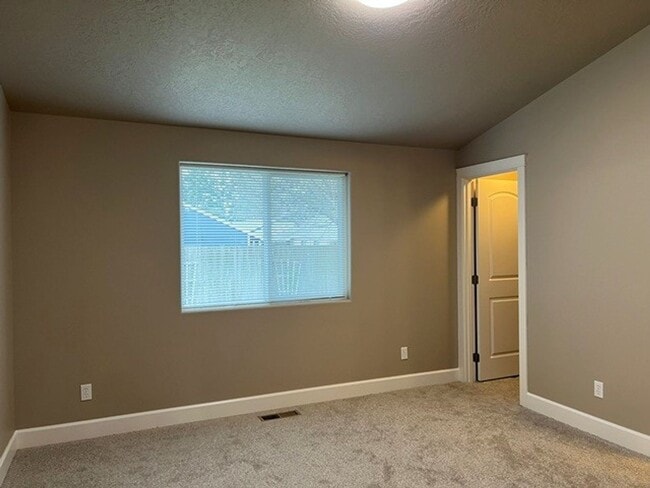 Building Photo - 3Bd/2Ba Single Story House - Available to View!