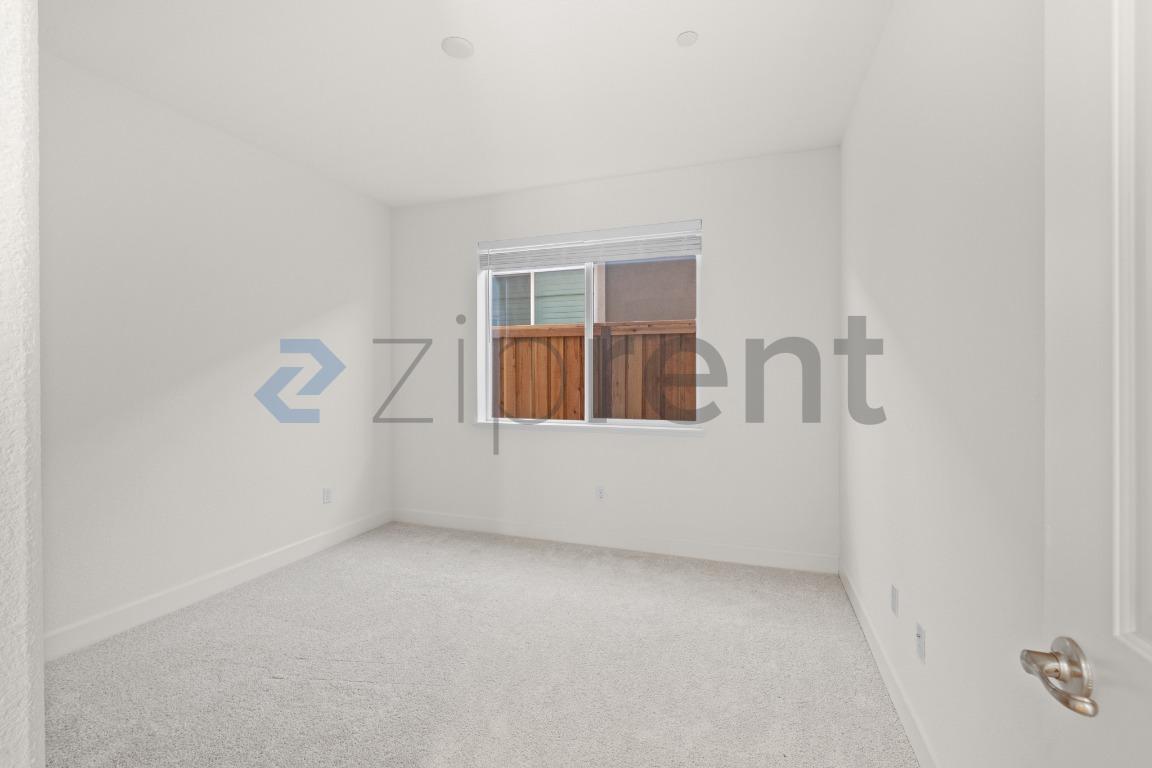 Building Photo - Unit