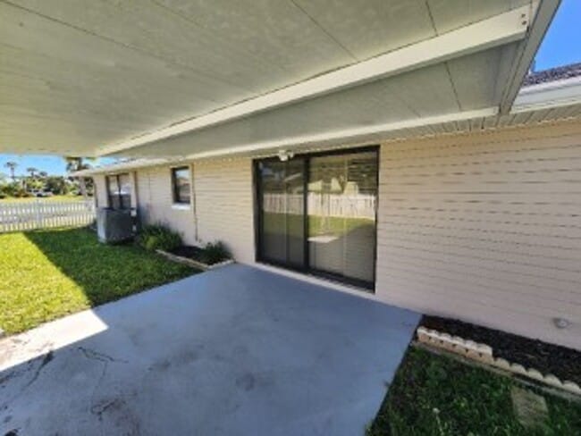 Building Photo - Beachside 3/2/1 Spacious Home