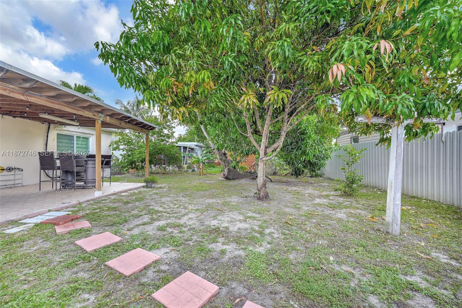 Building Photo - 6840 SW 26th Ct